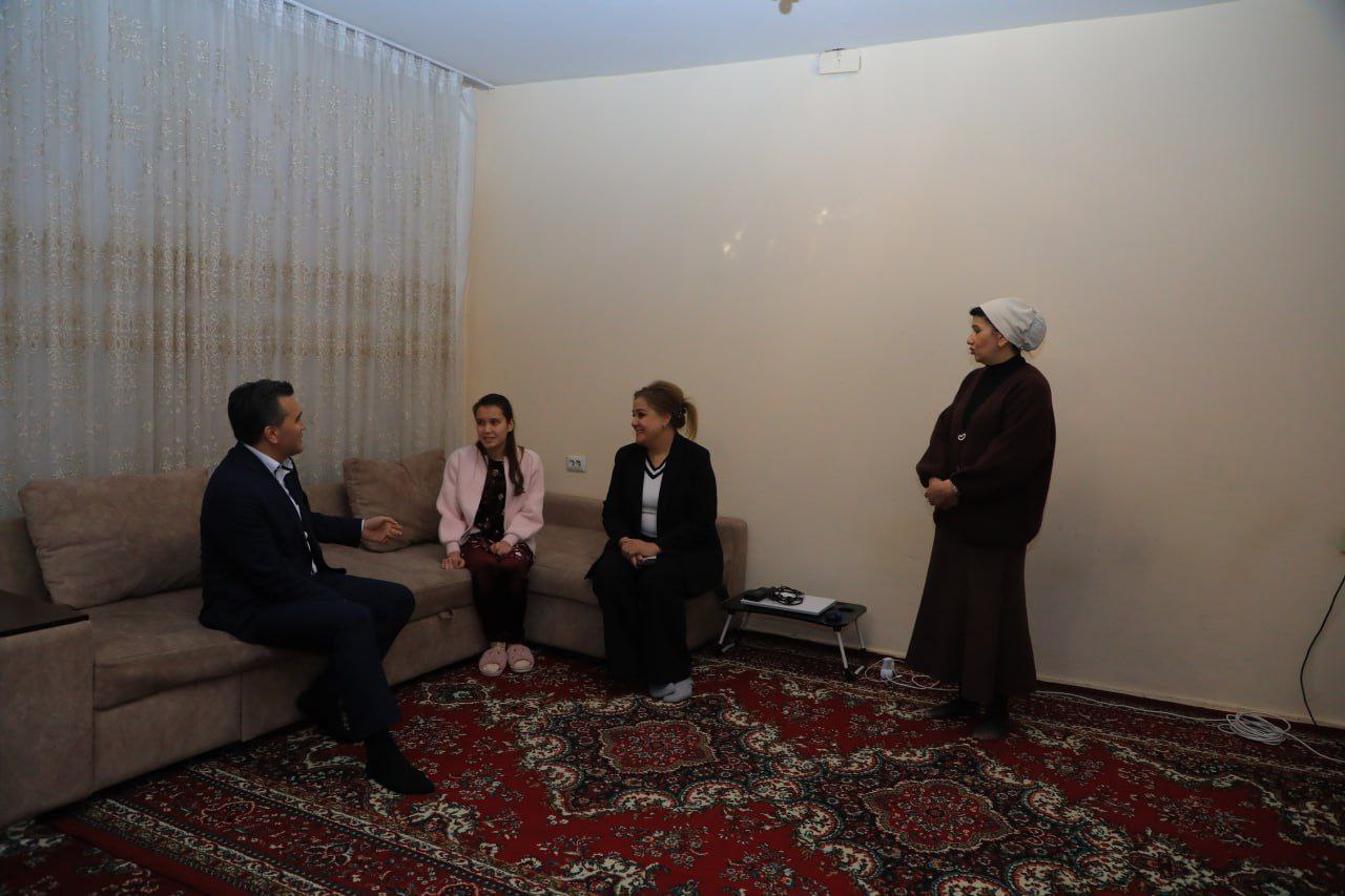 Toshkent arxitektura-qurilish universiteti rektori Baxrom Tulaganov va Xotin-qizlar maslahat kengashi raisi N.Kurbanova ijara xonadonlarida yashayotgan talabalarning holidan xabar oldi